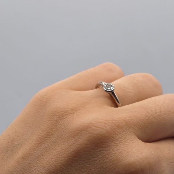 Anillo Solitario en Oro Blanco de 18K con Diamante