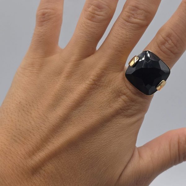 Anillo con Piedra Grande Cuadrada de Onix en Oro de 18K