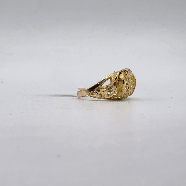 Anillo con Dibujo Trocado en Oro de 18K