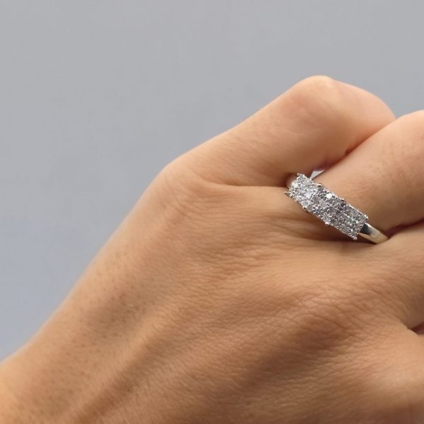 Anillo de Oro Blanco 18K con Diamantes en Tres Formas Cuadradas