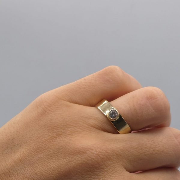 Anillo de Oro 18K Estilo Solitario con Toque de Alianza y Circonita Central