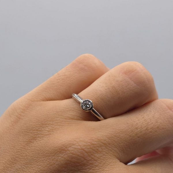 Anillo Solitario en Oro Blanco de 18K con Diamante