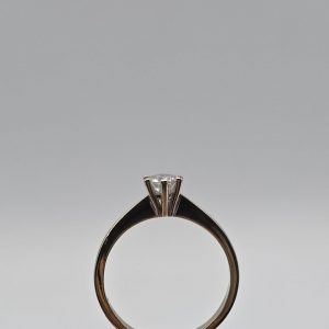 Anillo Solitario en Oro Blanco 18K con Diamante