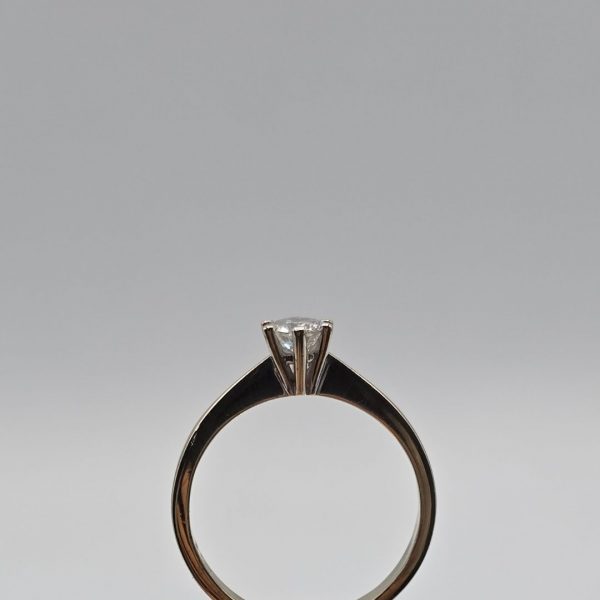 Anillo Solitario en Oro Blanco 18K con Diamante