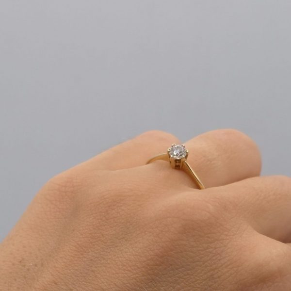Anillo Solitario en Oro Amarillo de 18K con Diamante