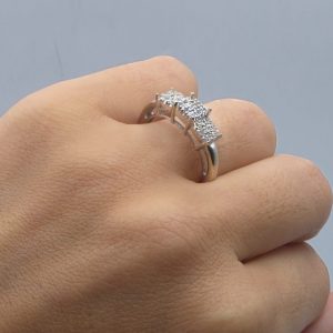 Anillo de Oro Blanco 18K con Diamantes en Tres Formas Cuadradas