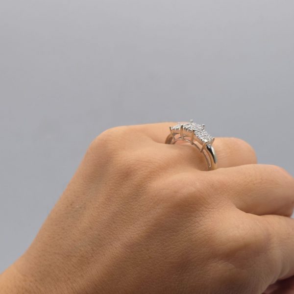 Anillo de Oro Blanco 18K con Diamantes en Tres Formas Cuadradas