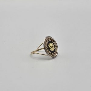 Anillo Sello Redondo Fino con Esmalte Negro y Circonitas 18K