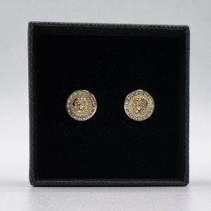 Pendiente redondo con esmalte y circonitas con cara de Medusa en oro 18K