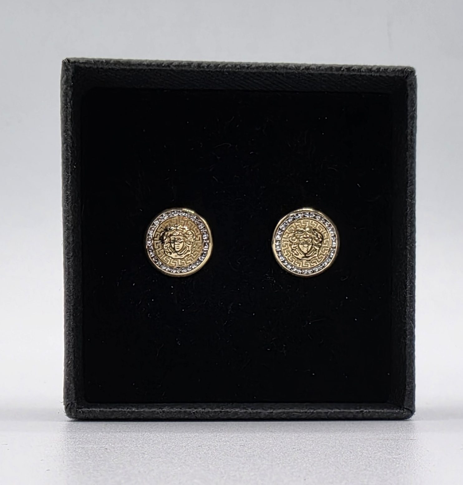 Pendiente redondo con esmalte y circonitas con cara de Medusa en oro 18K