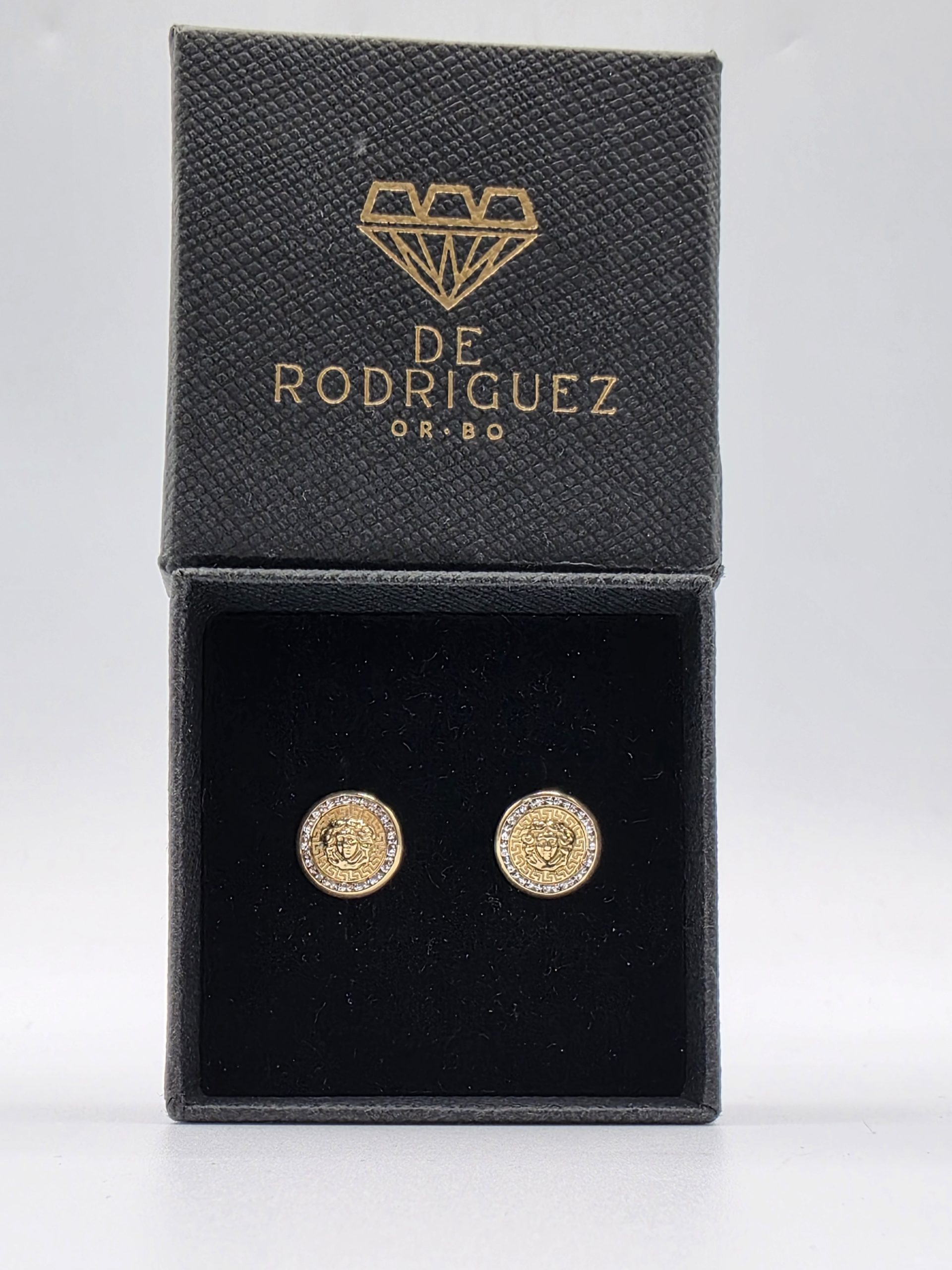 Pendiente redondo con esmalte y circonitas con cara de Medusa en oro 18K