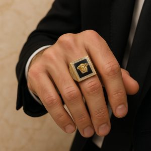 Anillo Sello Versace Cuadrado con Esmalte Negro y Circonitas 18K