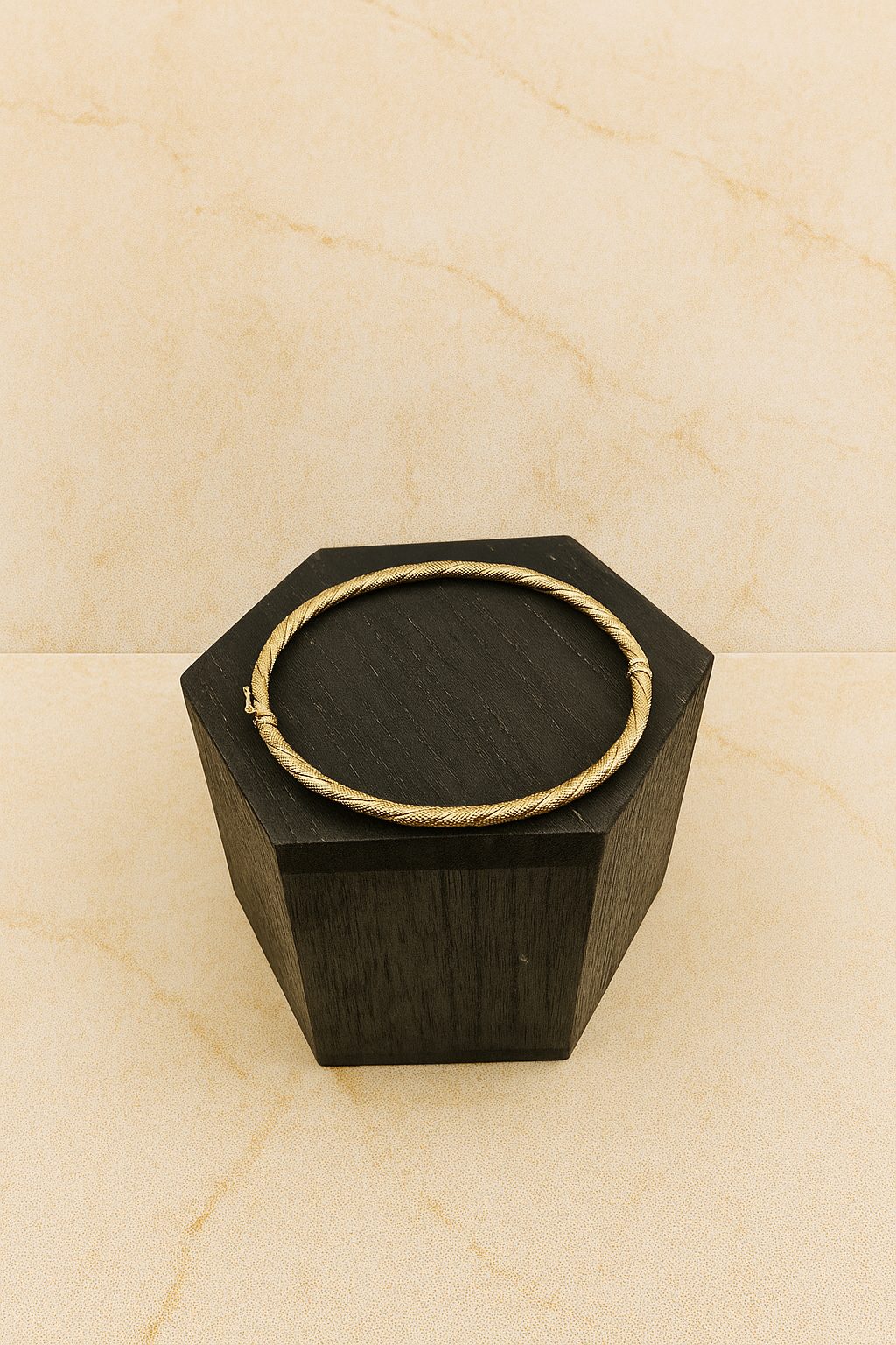 Brazalete con textura en oro 18k