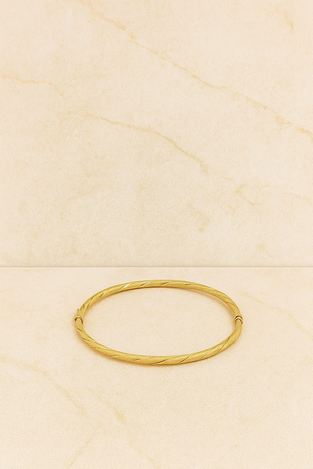 Brazalete con textura en oro 18k