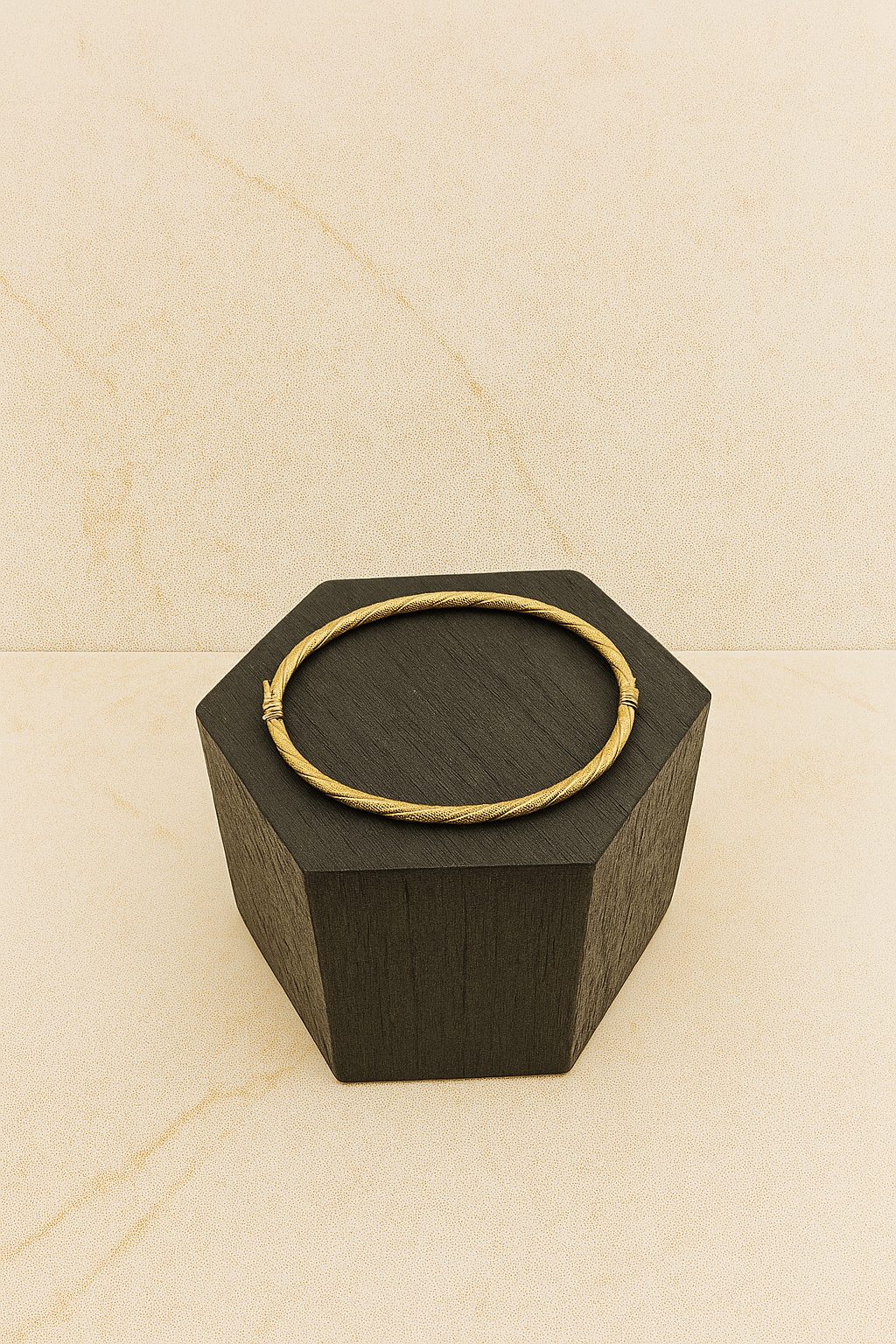 Brazalete con textura en oro 18k