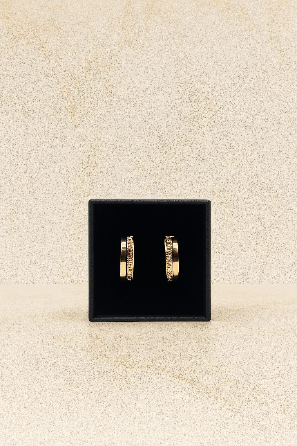 Pendiente aro doble Versace en oro 18K con cierre hippy