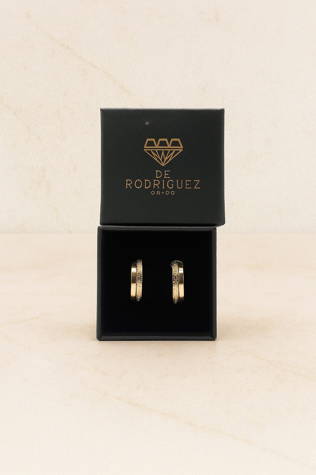 Pendiente aro doble Versace en oro 18K con cierre hippy