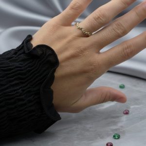 Anillo ondas con circonitas de colores alrededor