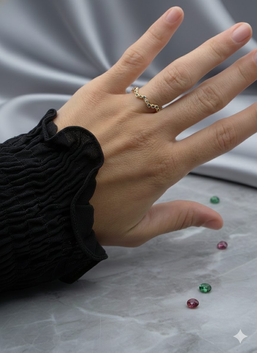 Anillo ondas con circonitas de colores alrededor