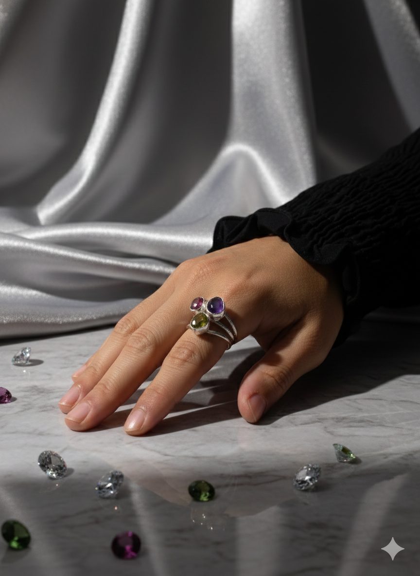 Anillo triple en cada linea una piedra diferente