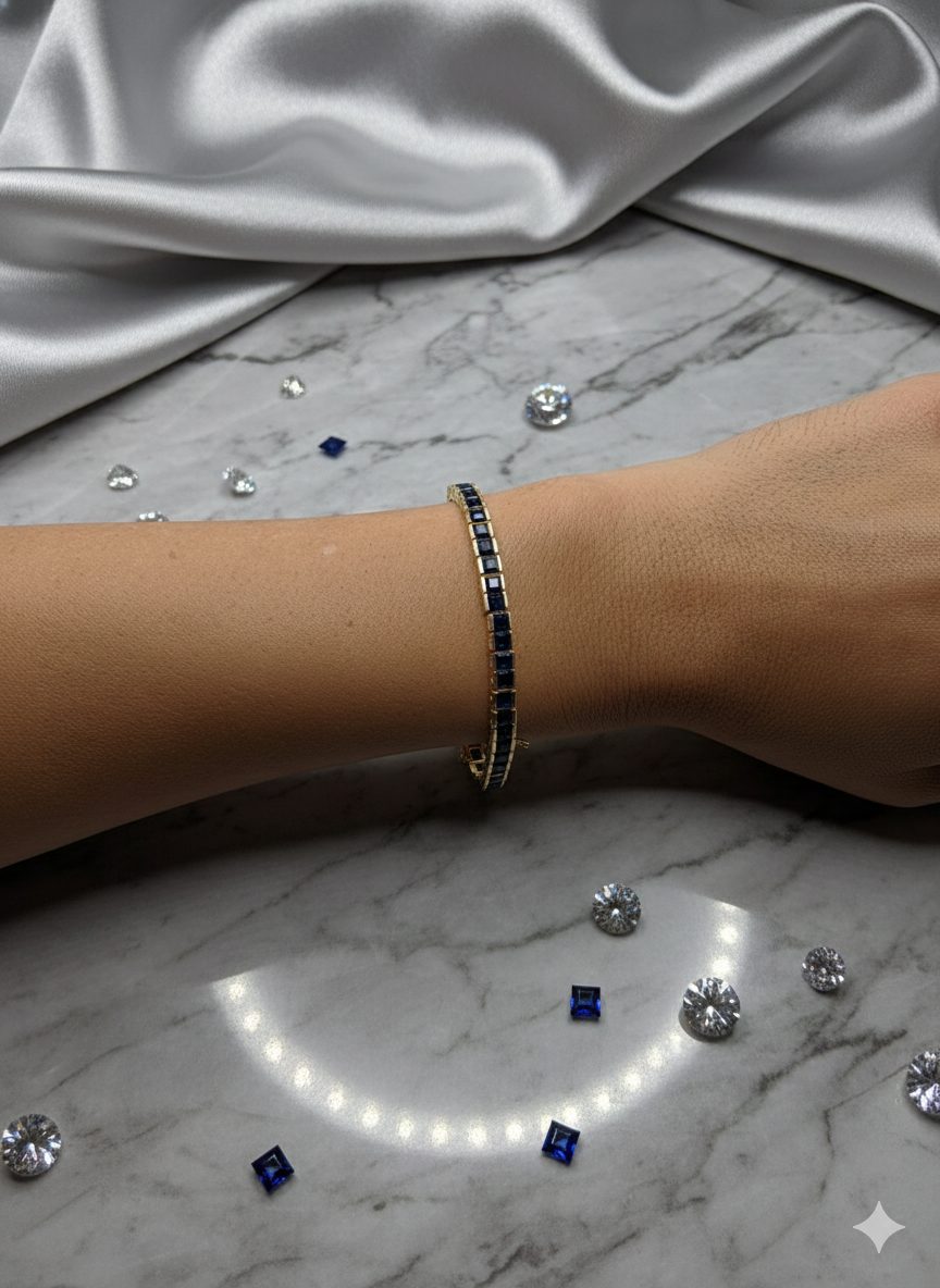 Pulsera Riviera cuadrada de plata dorada con circonitas azules y cierre de cajón