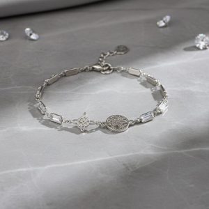 Pulsera nudo de brujas con circonitas en forma de baguette