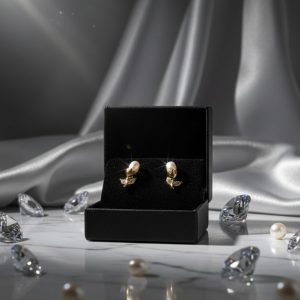 Pendiente de plata bañada en oro tulipán con perla y circonitas y cierre a presión