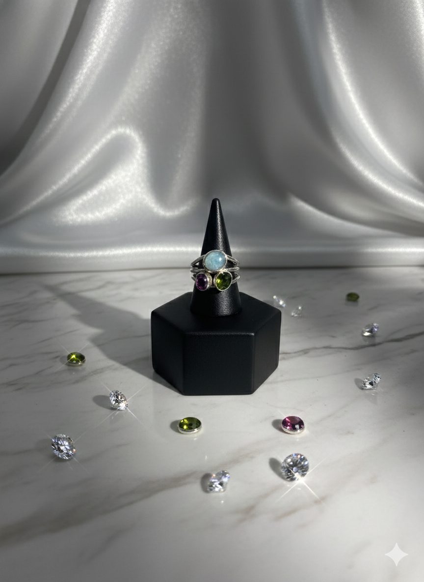 Anillo triple en cada linea una piedra diferente