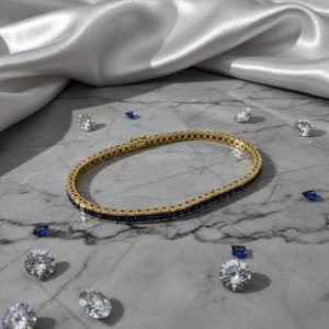 Pulsera Riviera cuadrada de plata dorada con circonitas azules y cierre de cajón