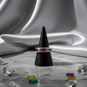 Anillo de Plata Estilo Alianza con Circonitas de Colores