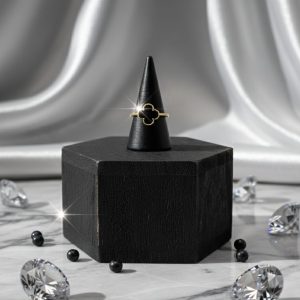 Anillo de Plata Dorada Estilo Van Cleef con Piedra Ónix