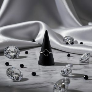 Anillo de plata estilo Van Cleef con piedra ónix