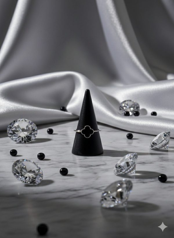 Anillo de plata estilo Van Cleef con piedra ónix