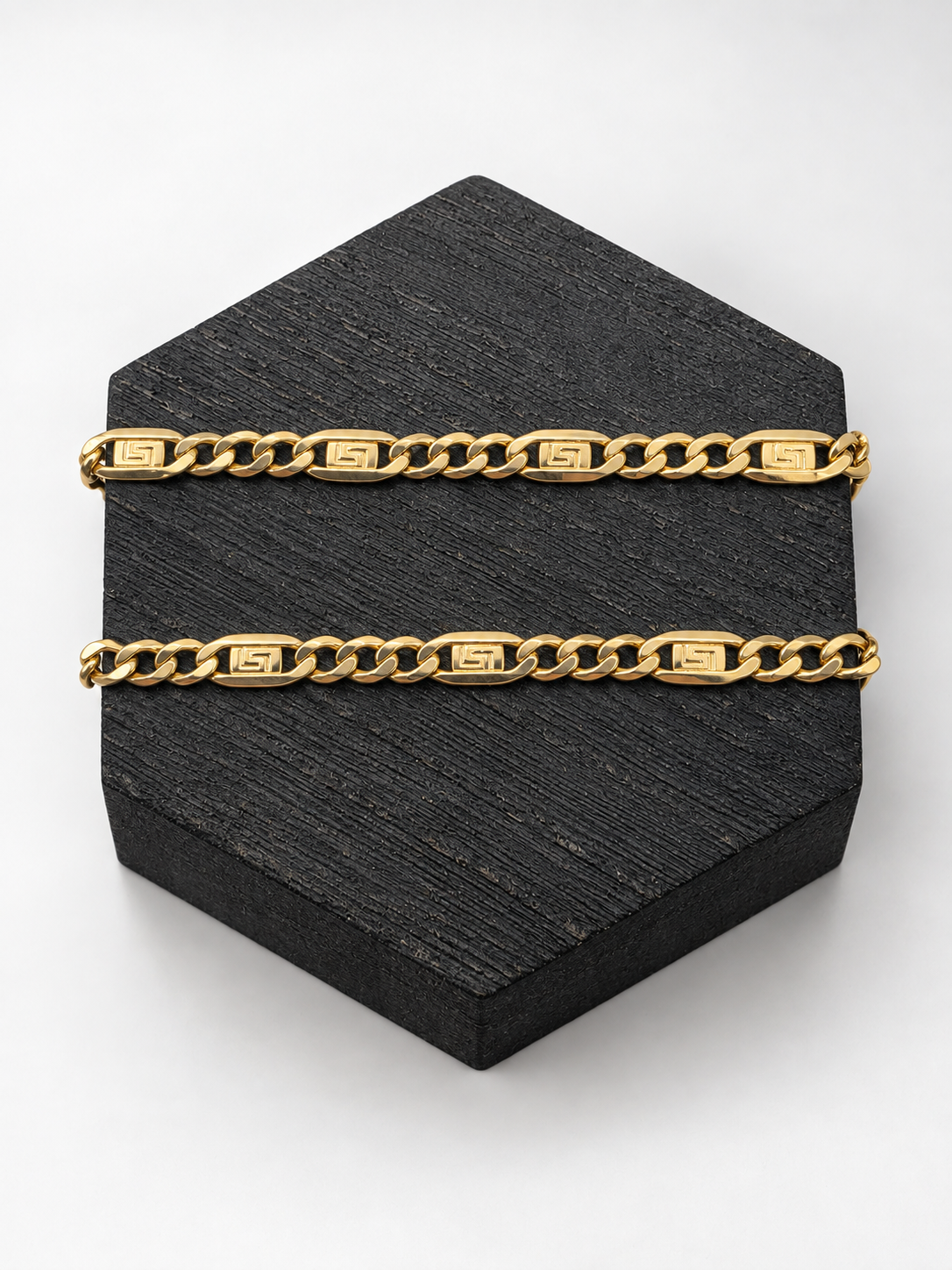 Cadena Fígaro con Eslabones Estilo Versace de Oro 18K – 62 cm