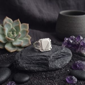 Anillo de Plata Sello Rectangular – Centro Mate con Triple Línea (Talla 26)