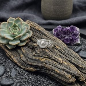 Anillo de Plata Estilo Reloj con Circonitas y Cabeza Medusa – Inspiración Versace (Talla 23)