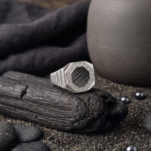Anillo de Plata Tipo Sello Octogonal con Circonitas – Centro Rugoso (Talla 26)
