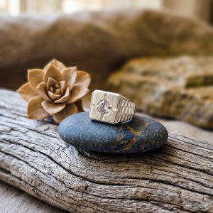 Anillo de Plata Tipo Sello Cuadrado con Circonita Central – Estilo Elegante y Masculino (Talla 26)
