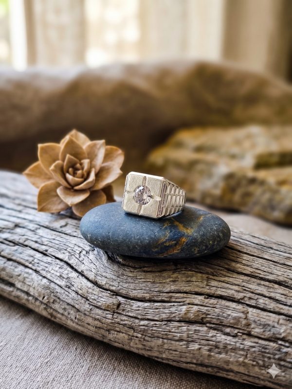 Anillo de Plata Tipo Sello Cuadrado con Circonita Central – Estilo Elegante y Masculino (Talla 26)