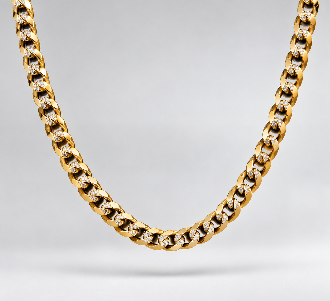 cadena cubana con detalles adiamantados en oro blanco 55cm 4mm