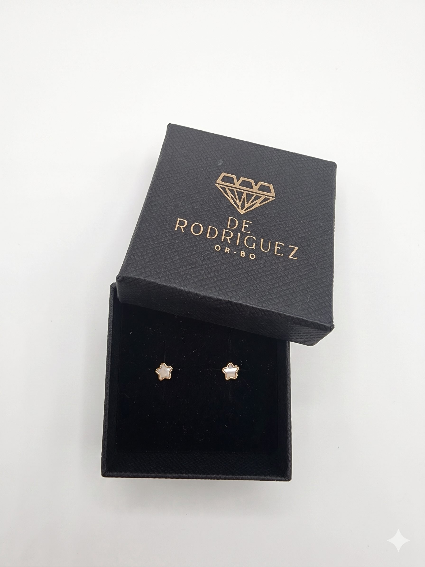 Pendientes Bebé Estrella con Nácar en Oro 18K | Delicadeza y Brillo para las Más Pequeñas