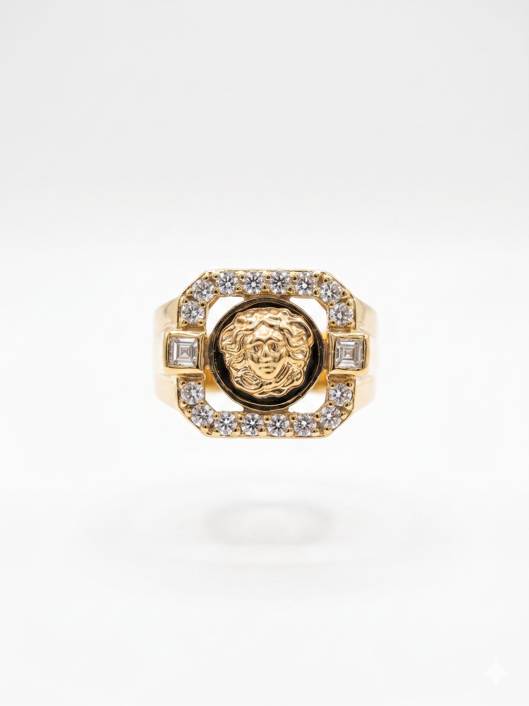 Anillo Sello Cuadrado Cara Medusa Flotante con Circonitas y Esmalte Negro | Talla 16
