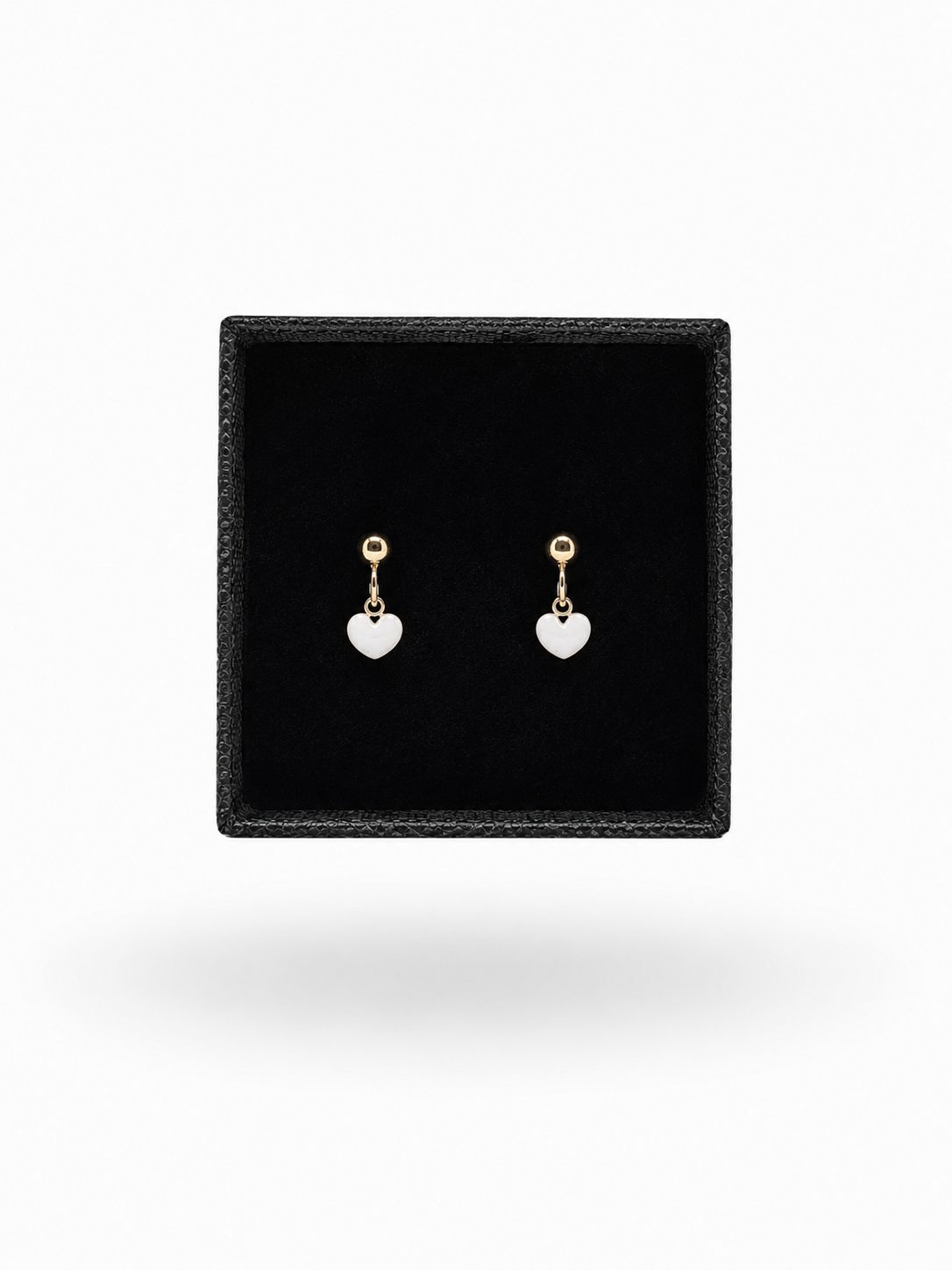 Pendientes de Plata Chapada en Oro con Corazón Colgante y Esmalte Blanco