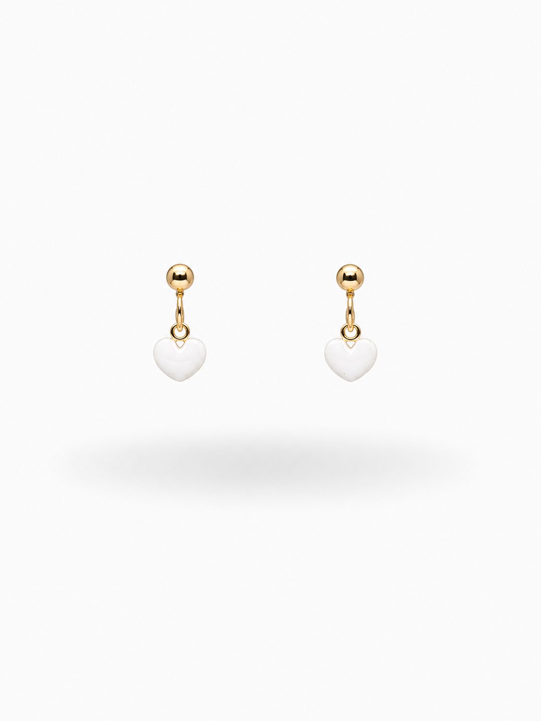 Pendientes de Plata Chapada en Oro con Corazón Colgante y Esmalte Blanco