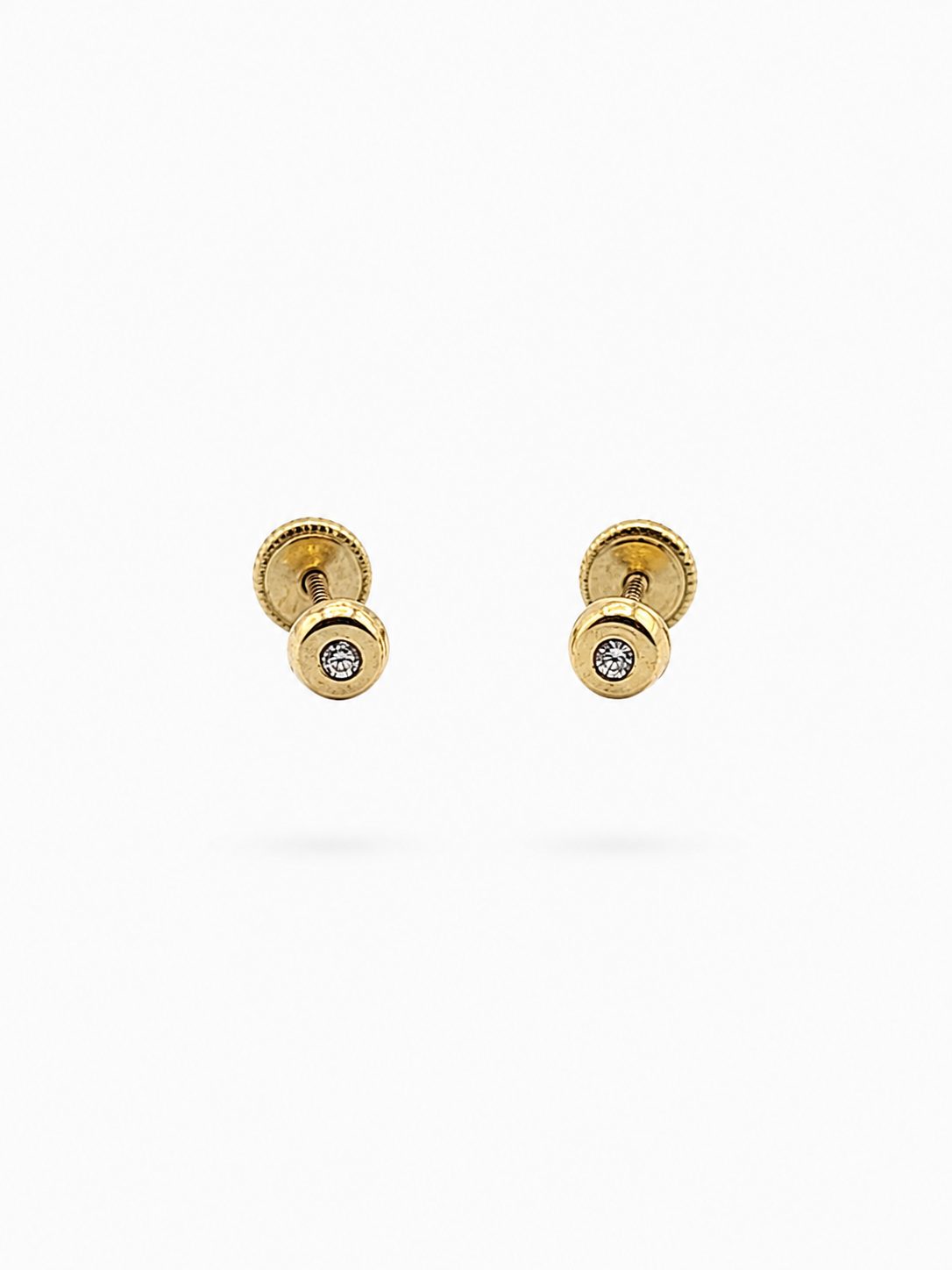 Pendientes Redondos con Circonita Central en Oro 18K | Elegancia Clásica y Brillo Atemporal
