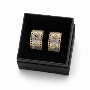 Pendientes Medio Aro Ancho de Plata con Detalles Bañados en Oro y Flores con Circonitas