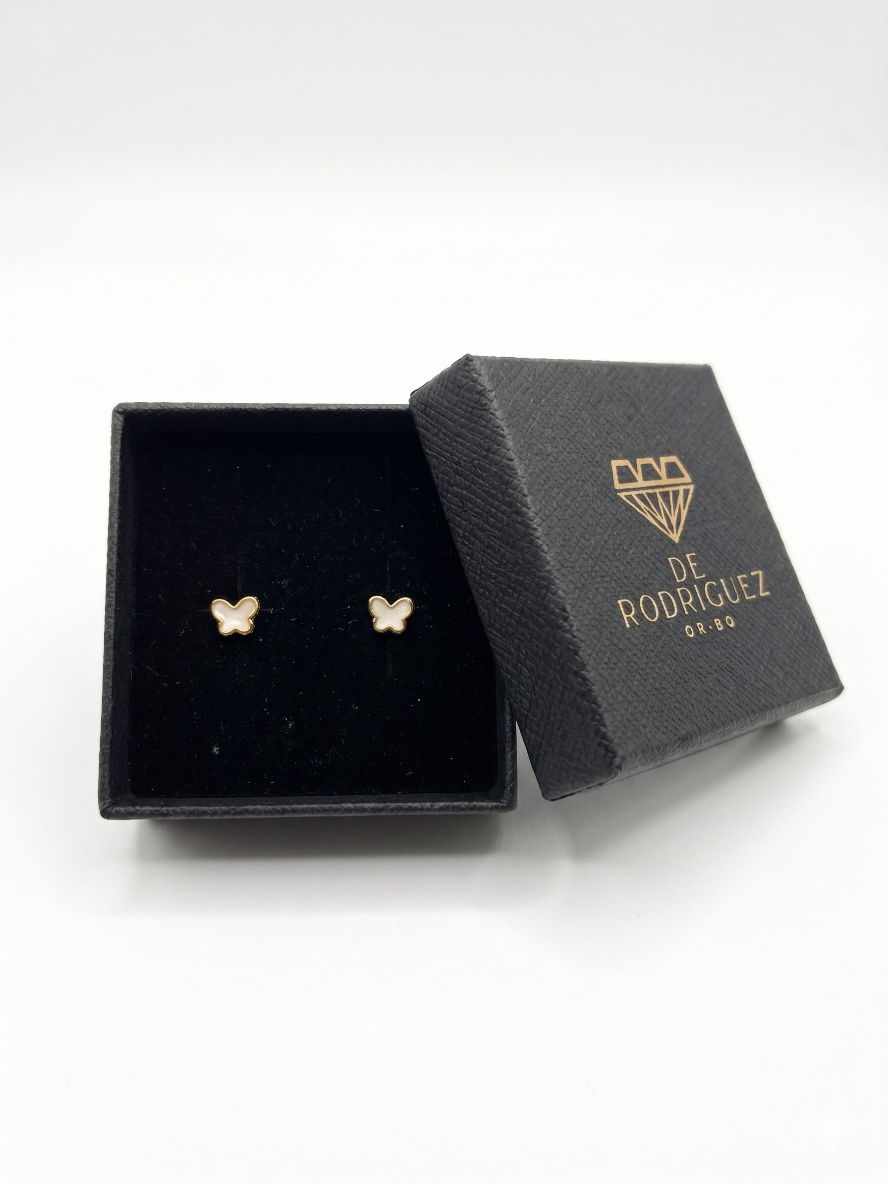 Pendientes Bebé Mariposa con Nácar en Oro 18K | Delicadeza y Encanto Infantil