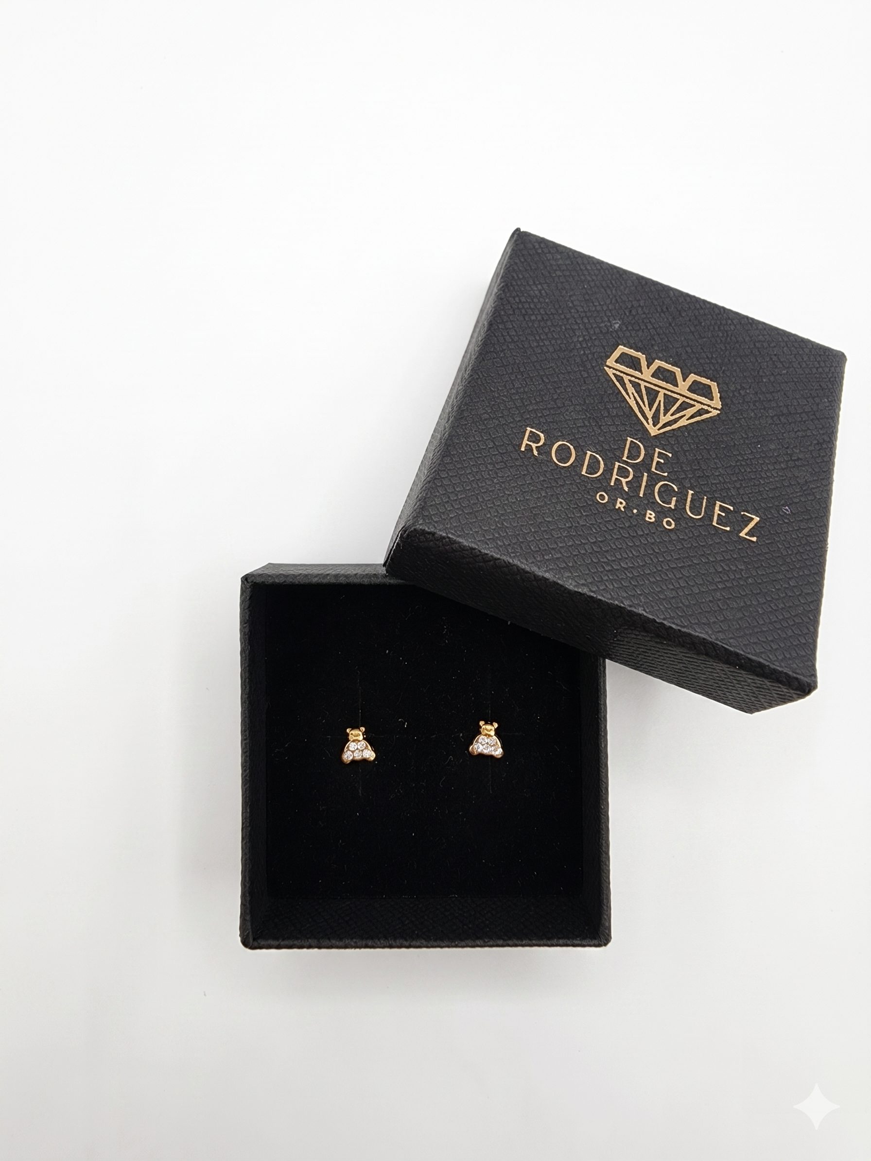 Pendientes Bebé Osito con Circonitas en Oro 18K | Ternura y Brillo para las Más Pequeñas