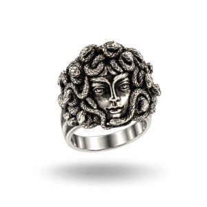 Anillo de plata de ley 925 con rostro de Medusa rodeado de serpientes esculpidas, talla 19 y peso de 9,5 gramos.