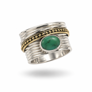 Anillo ancho de plata de ley 925 con piedra turquesa ovalada central y detalles decorativos de estilo bohemio.